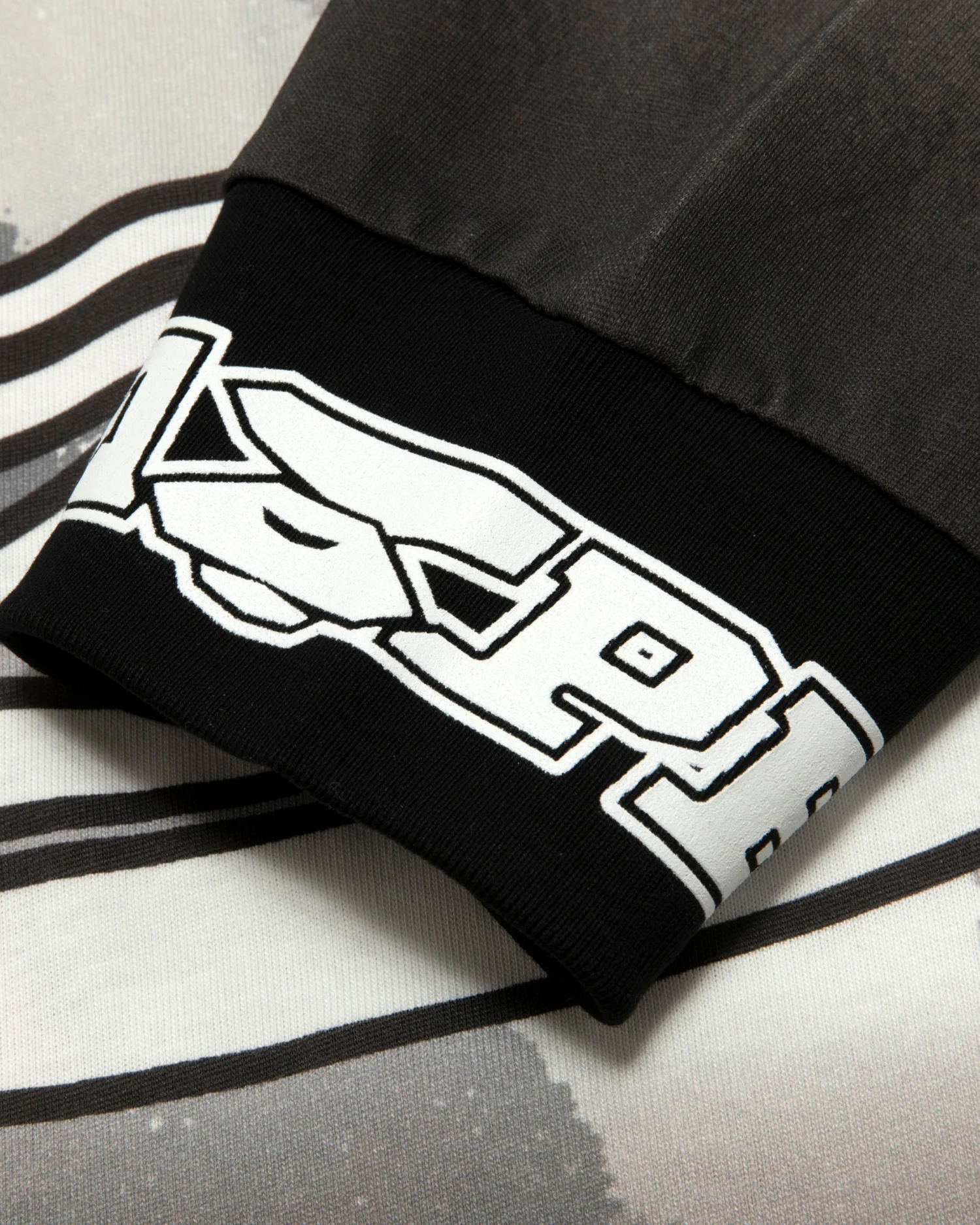AAPEUNVS graphic long sleeve tee - Image 3